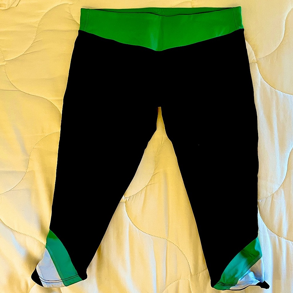 Lululemon capri length black, green, and white leggings size 8